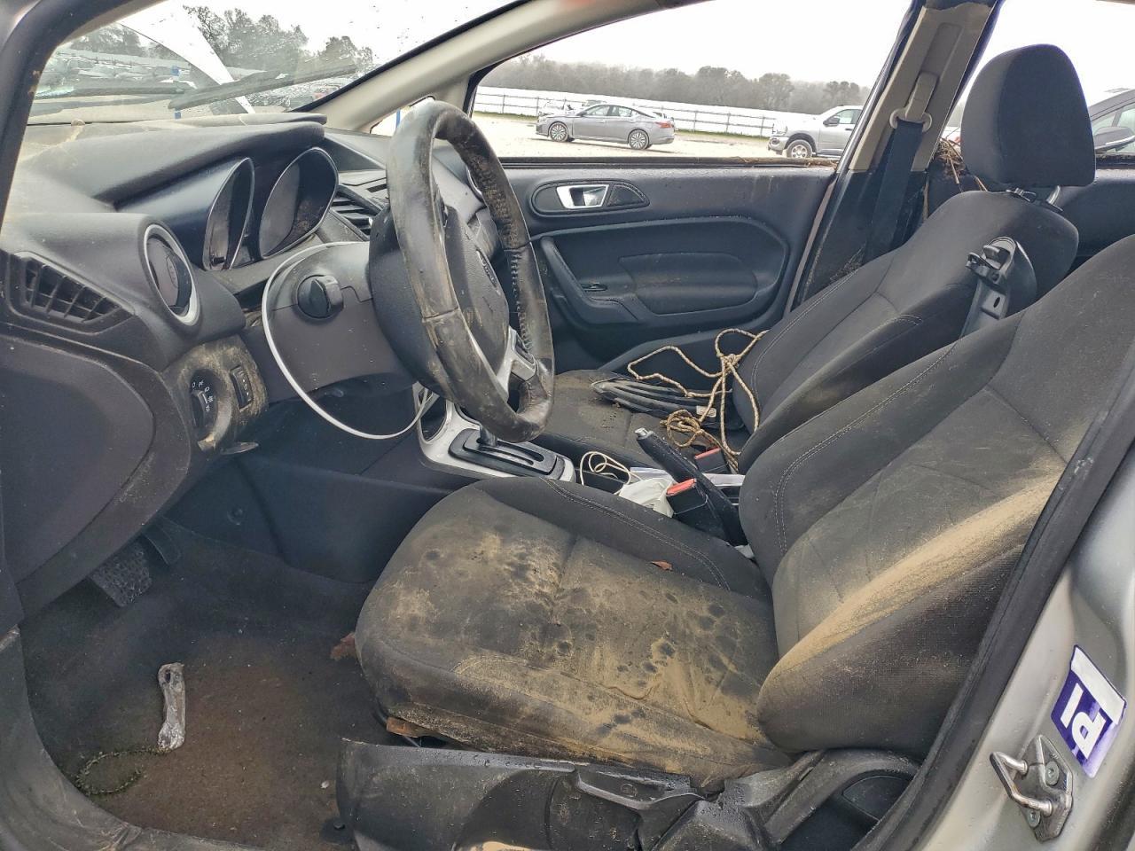 2015 Ford Fiesta Se - Фото 7