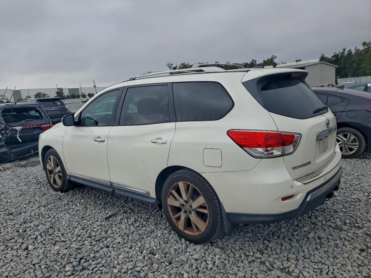 2016 Nissan Pathfinder S - Фото 2