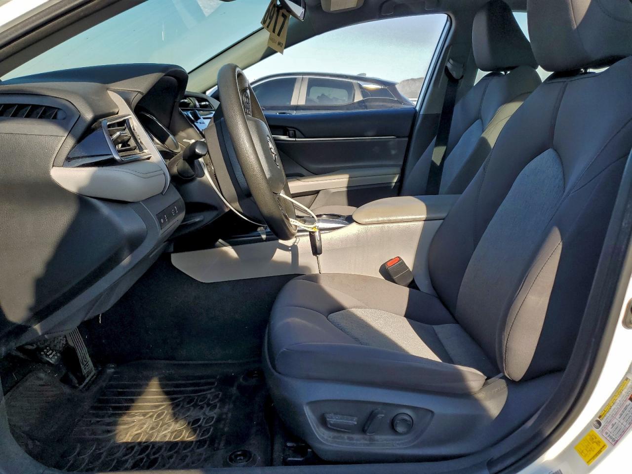 2020 Toyota Camry Le - Фото 7