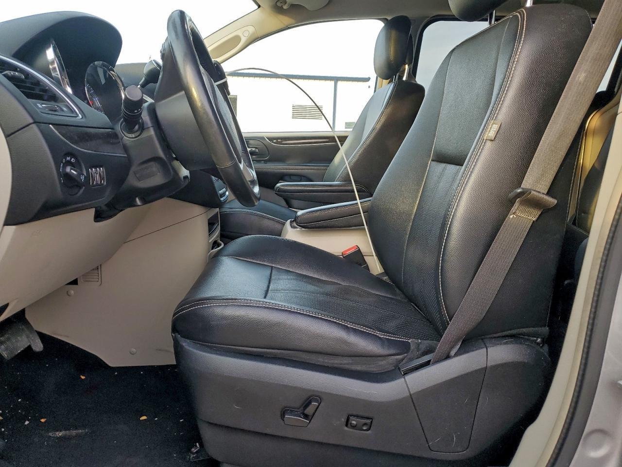 2015 Chrysler Town & Country Touring L - Image 7