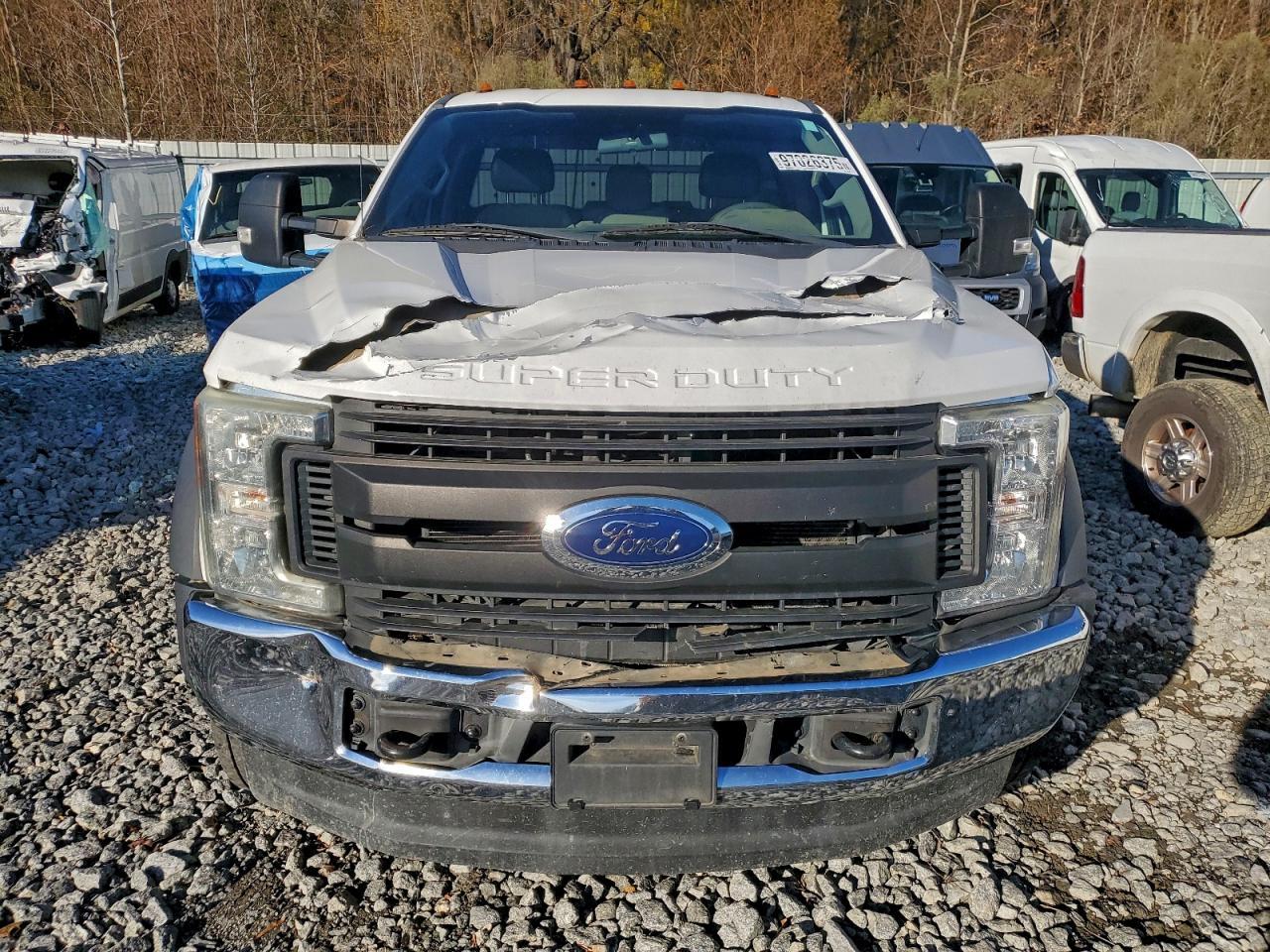 2017 Ford F550 Super Duty Truck Cab And Chassis - Фото 5