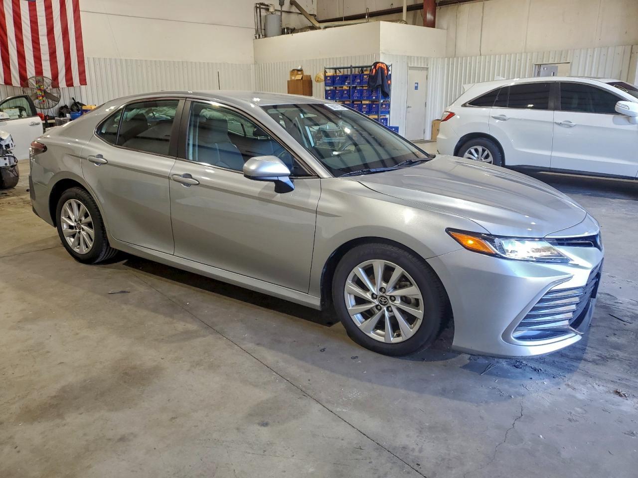 2023 Toyota Camry Le - Фото 4