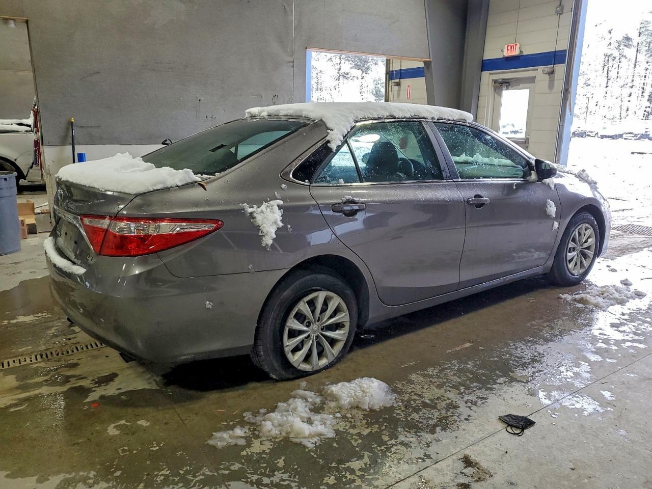 2017 Toyota Camry Le - Фото 3