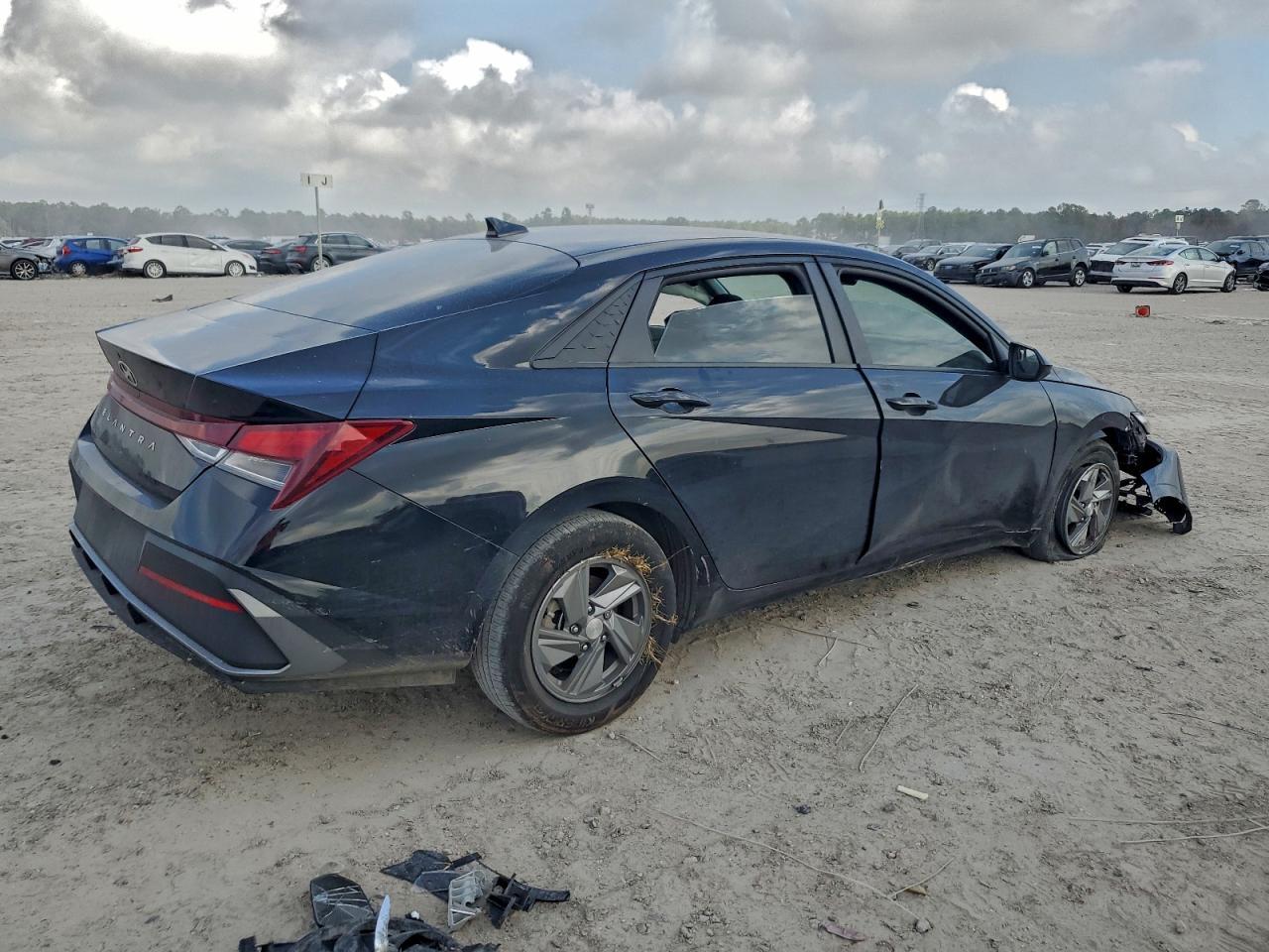 2025 Hyundai Elantra Se - Фото 3