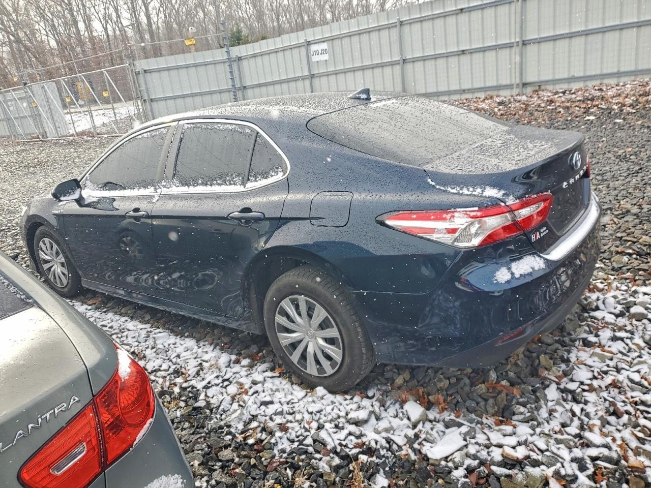 2019 Toyota Camry Le - Фото 2