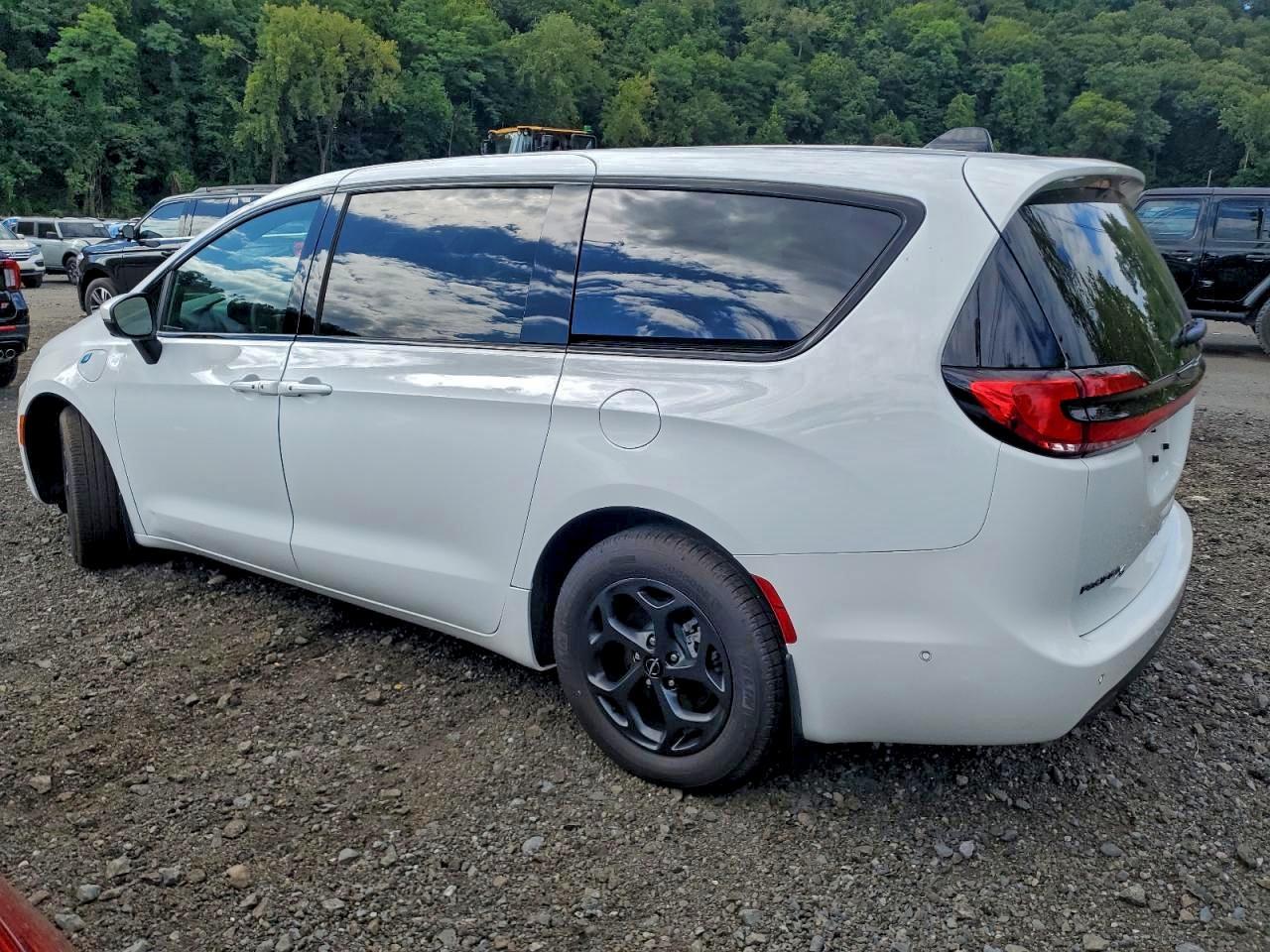 2023 Chrysler Pacifica Hybrid Touring L - Фото 2