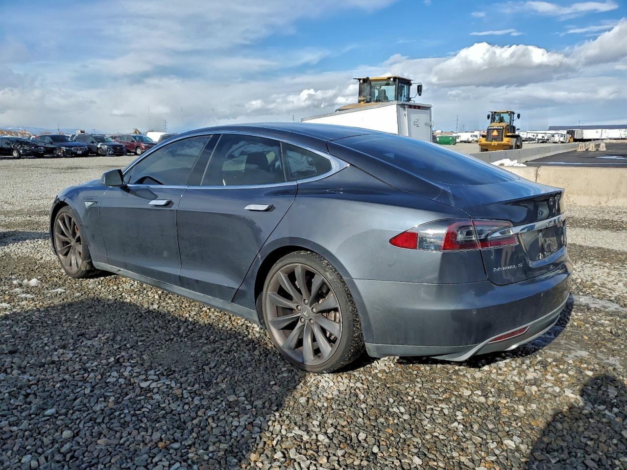2015 Tesla Model S 85D - Image 2