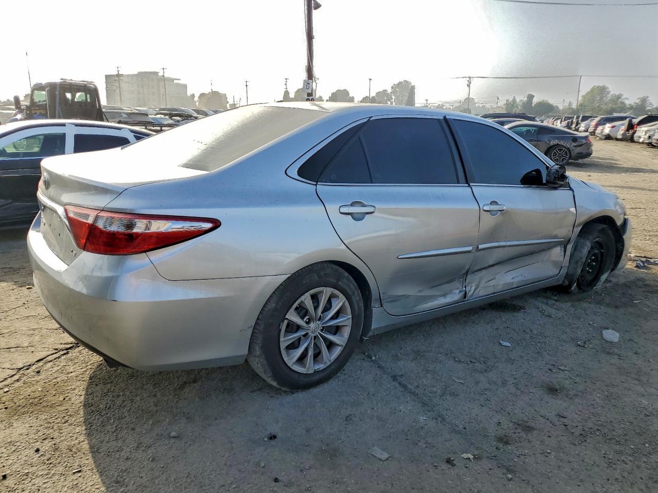 2016 Toyota Camry Le - Фото 3