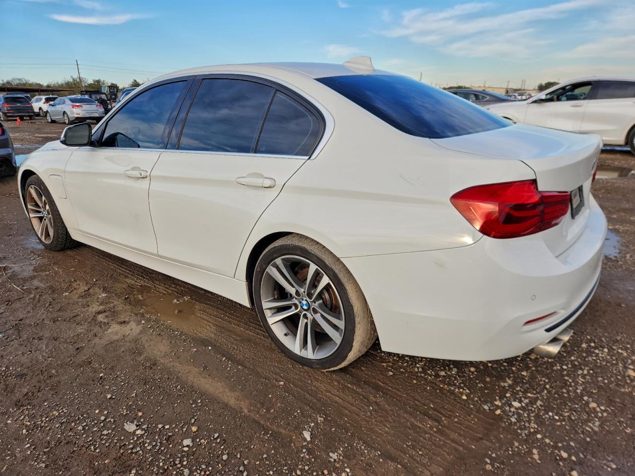 2017 BMW 330E - Фото 2