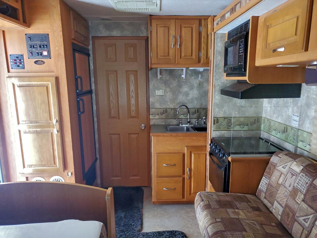 2006 Coachmen Freelander Recreational Vehicle - Image 6