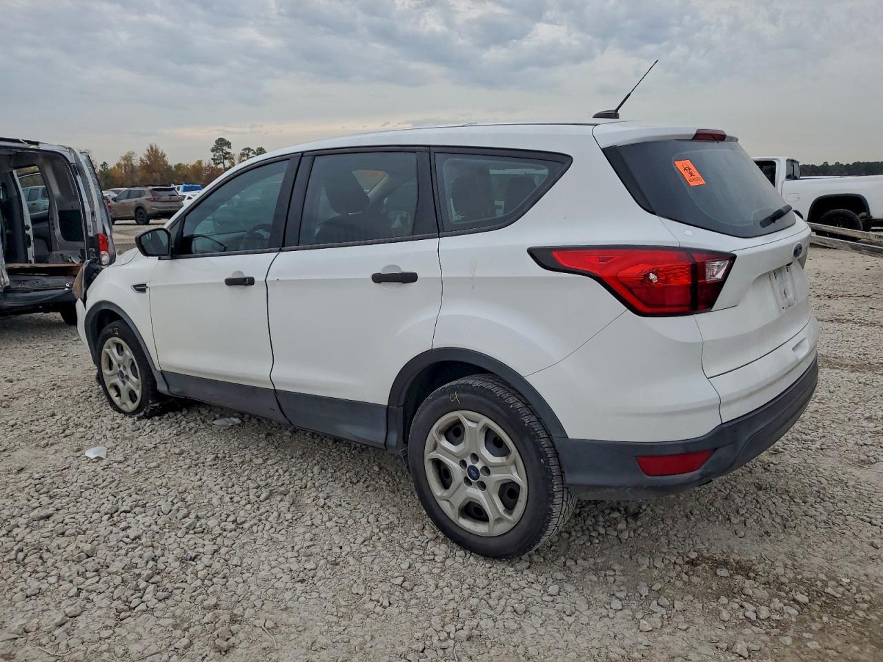 2019 Ford Escape S - Фото 2