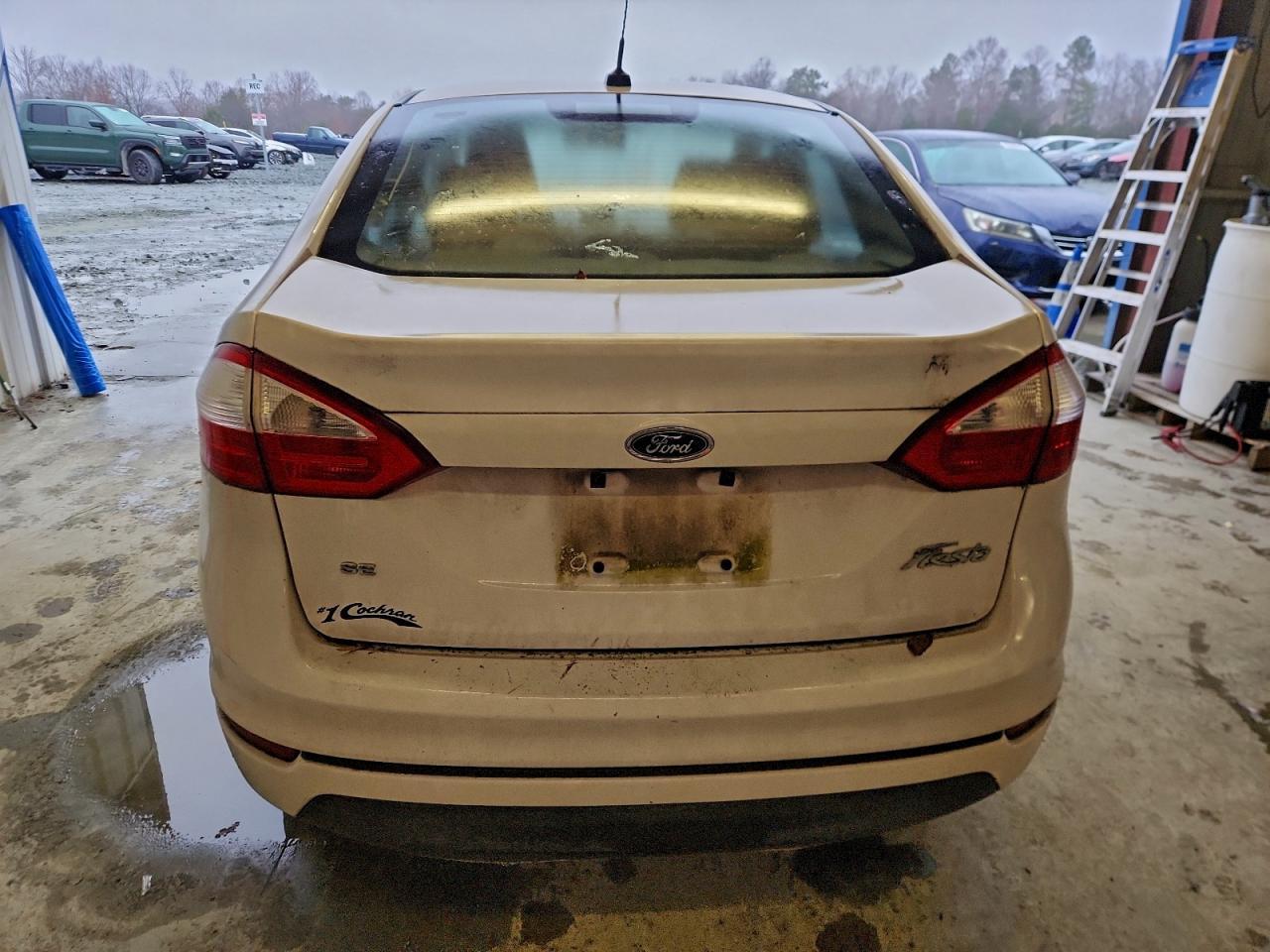 2015 Ford Fiesta Se - Фото 6