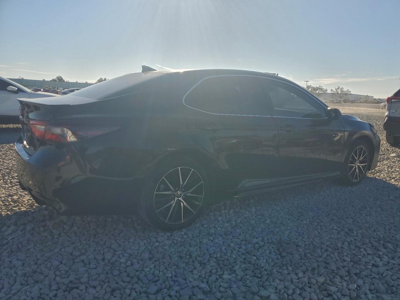 2020 Toyota Camry Se - Фото 3