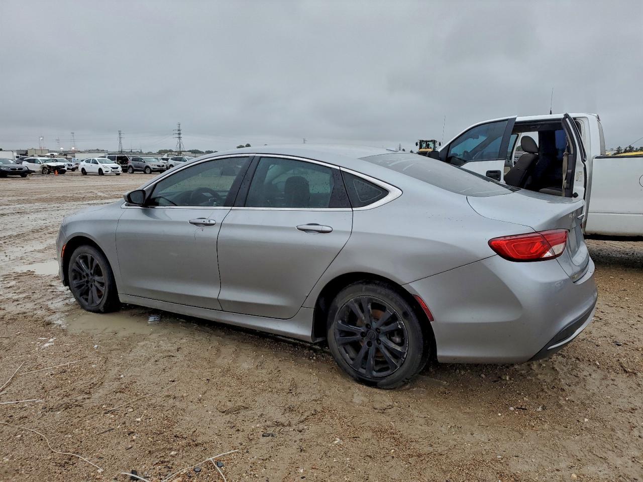 2015 Chrysler 200 Limited - Фото 2