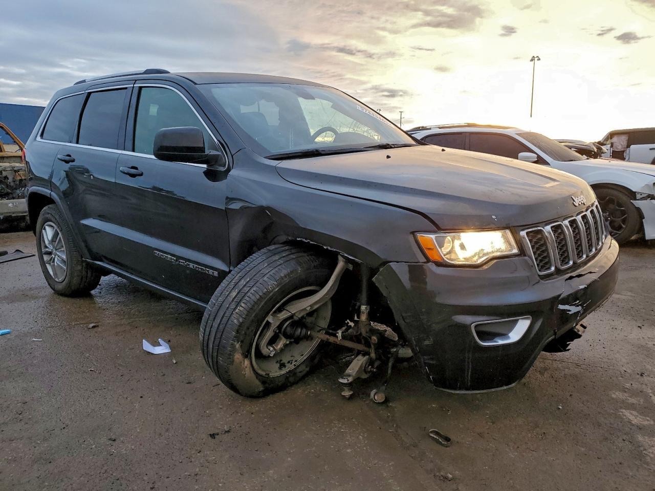 2017 Jeep Grand Cherokee Laredo - Image 4