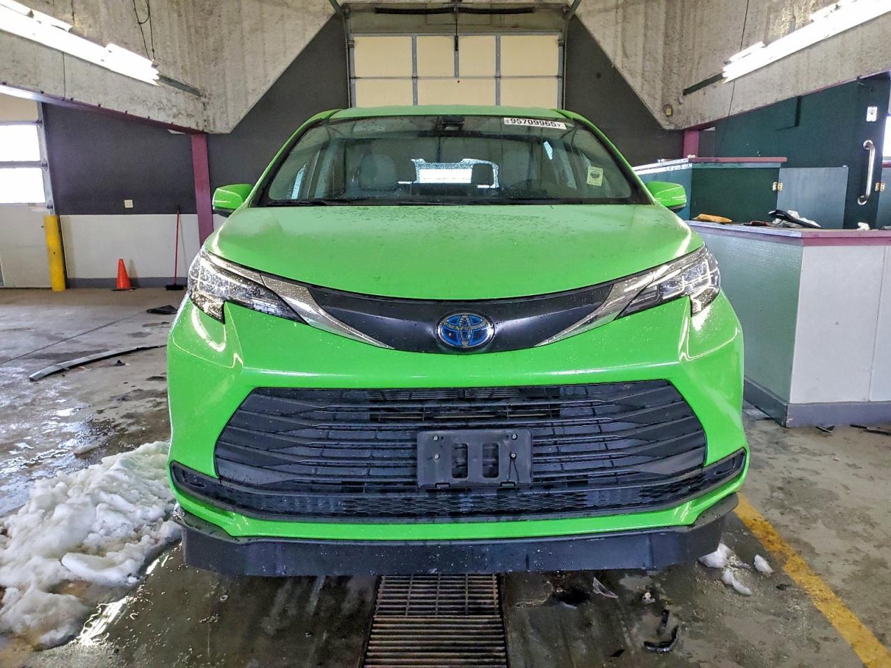 2022 Toyota Sienna Le - Фото 5