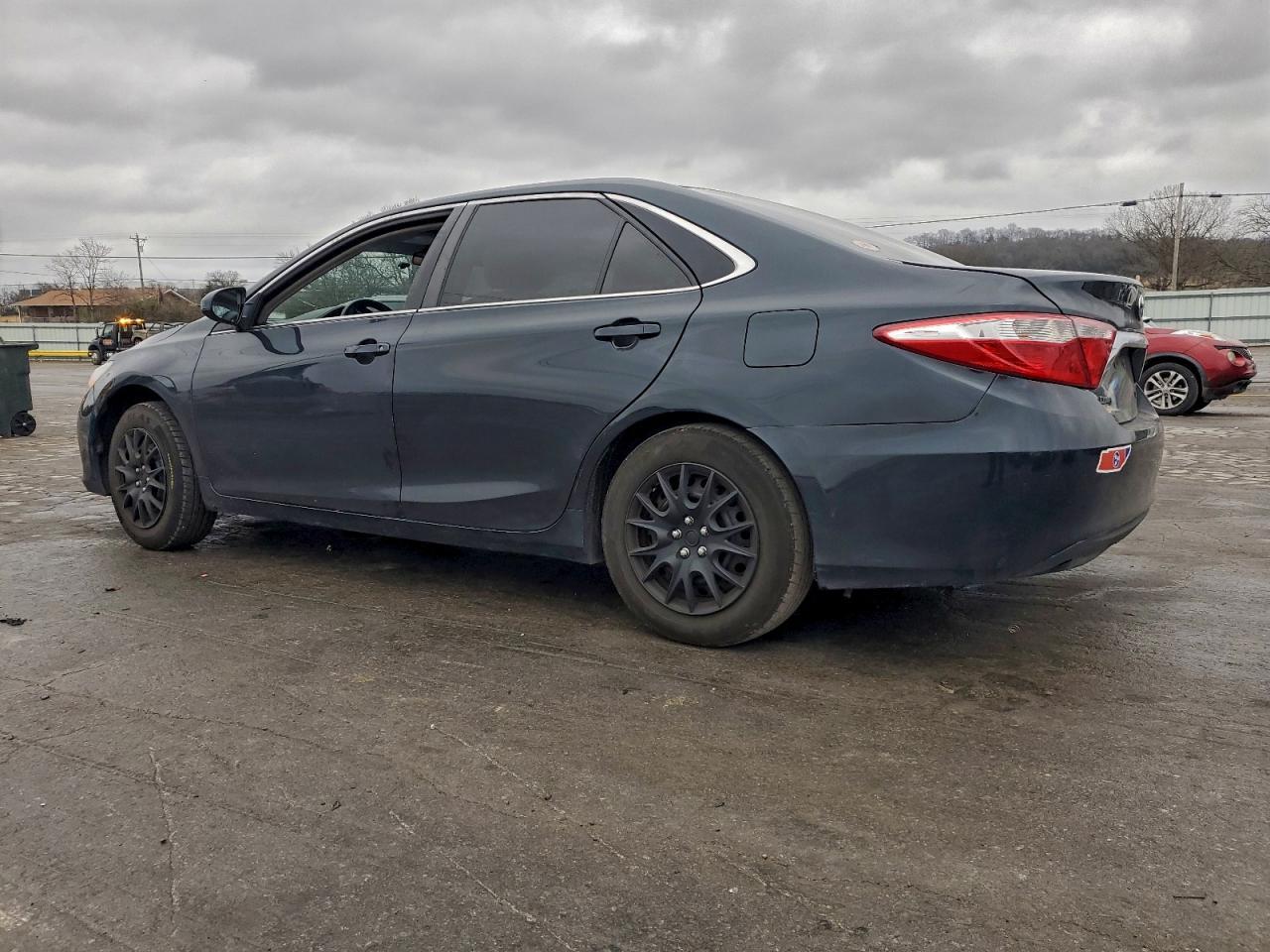 2015 Toyota Camry Le - Фото 2