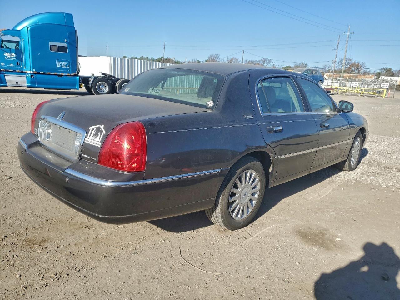 2005 Lincoln Town Car Signature Limited - Image 3