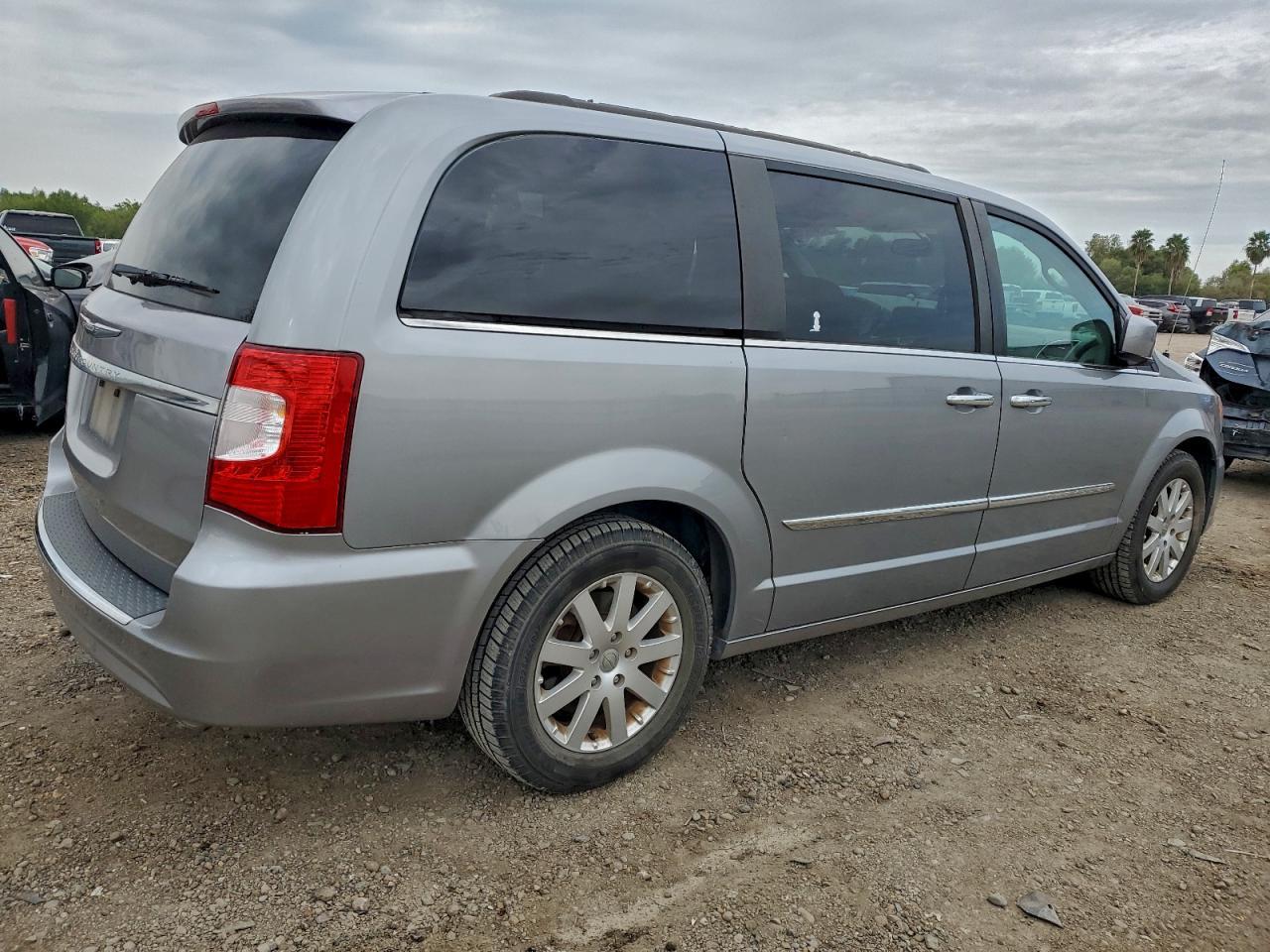 2015 Chrysler Town & Country Touring - Image 3