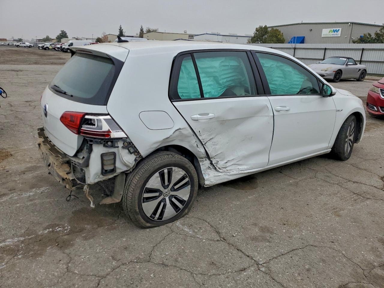 2016 Volkswagen E-Golf Se - Фото 3