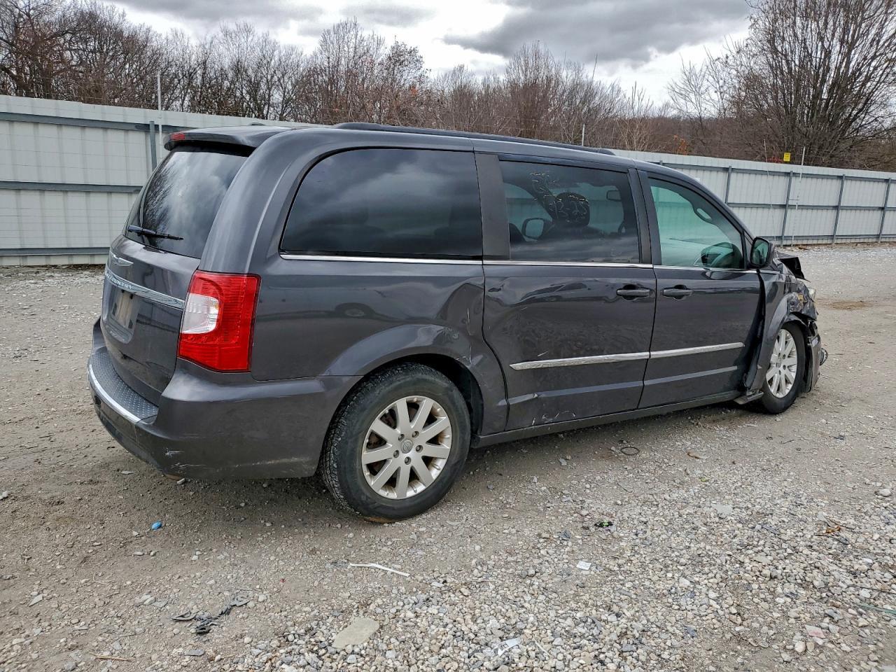 2016 Chrysler Town & Country Touring - Фото 3