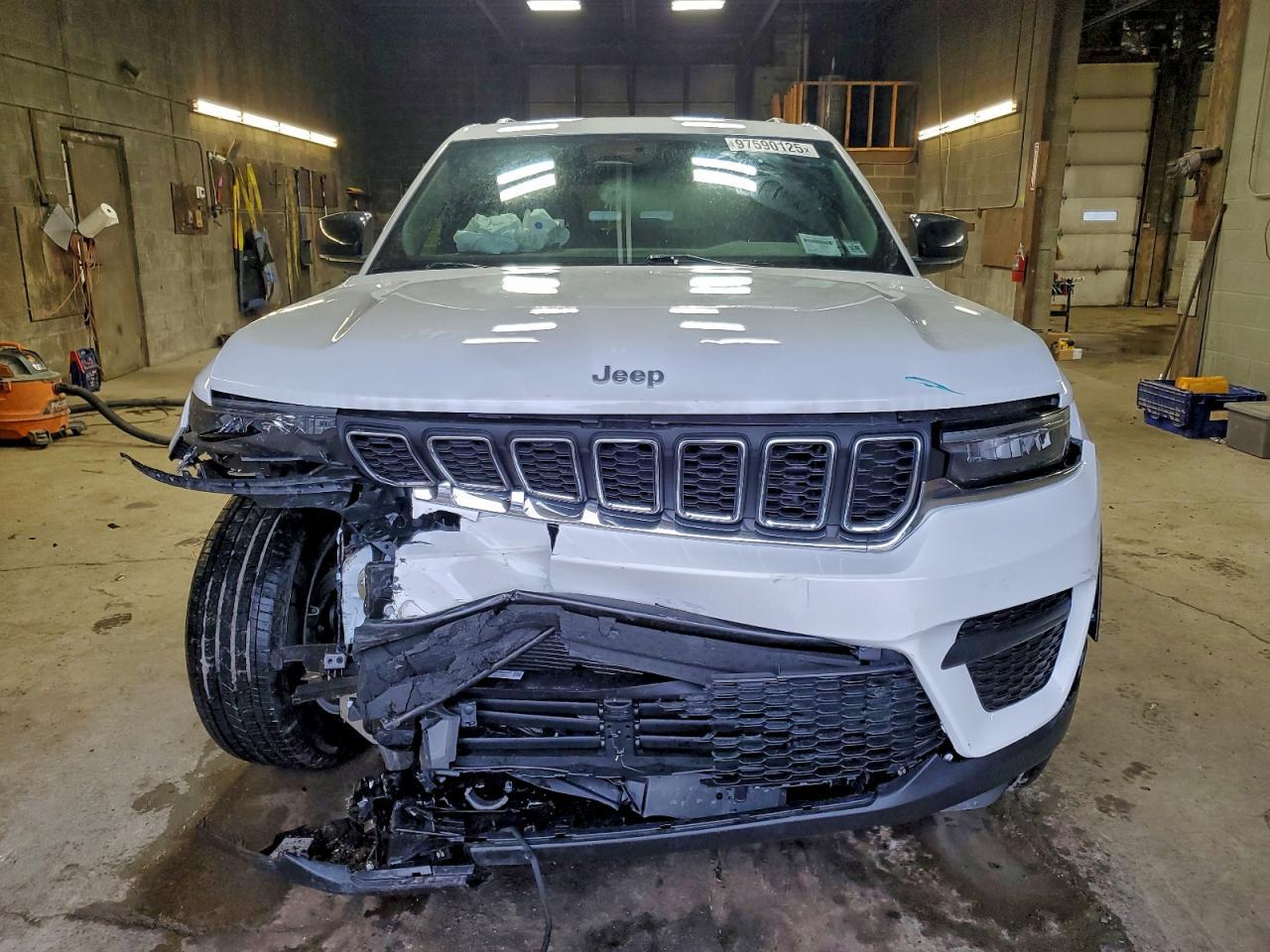 2025 Jeep Grand Cherokee Laredo - Image 5