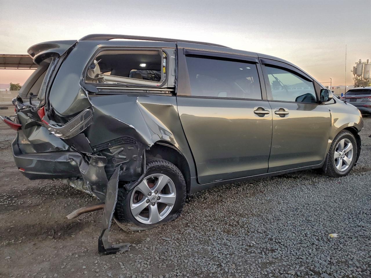 2012 Toyota Sienna Le - Image 3