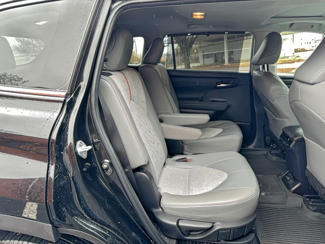 2023 Toyota Highlander Hybrid Bronze Edition - Image 6