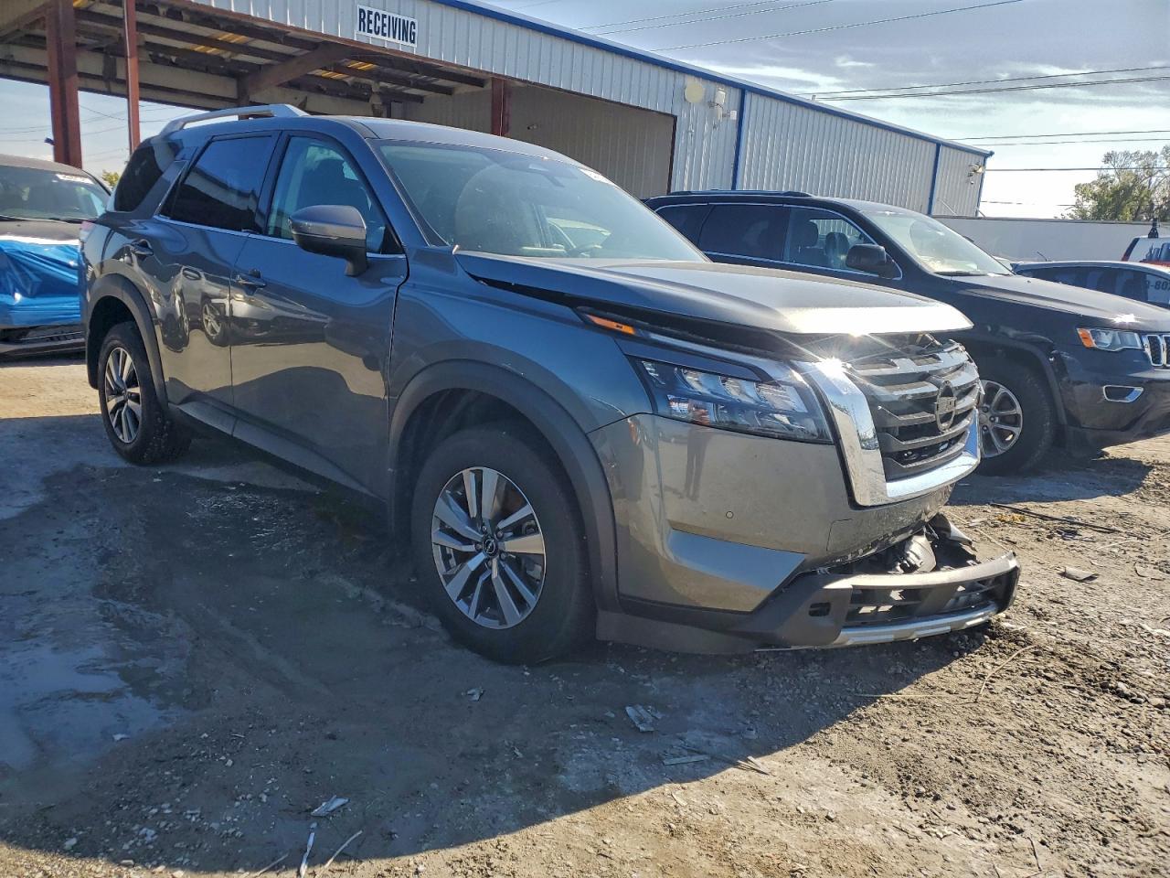 2025 Nissan Pathfinder Sl - Image 4