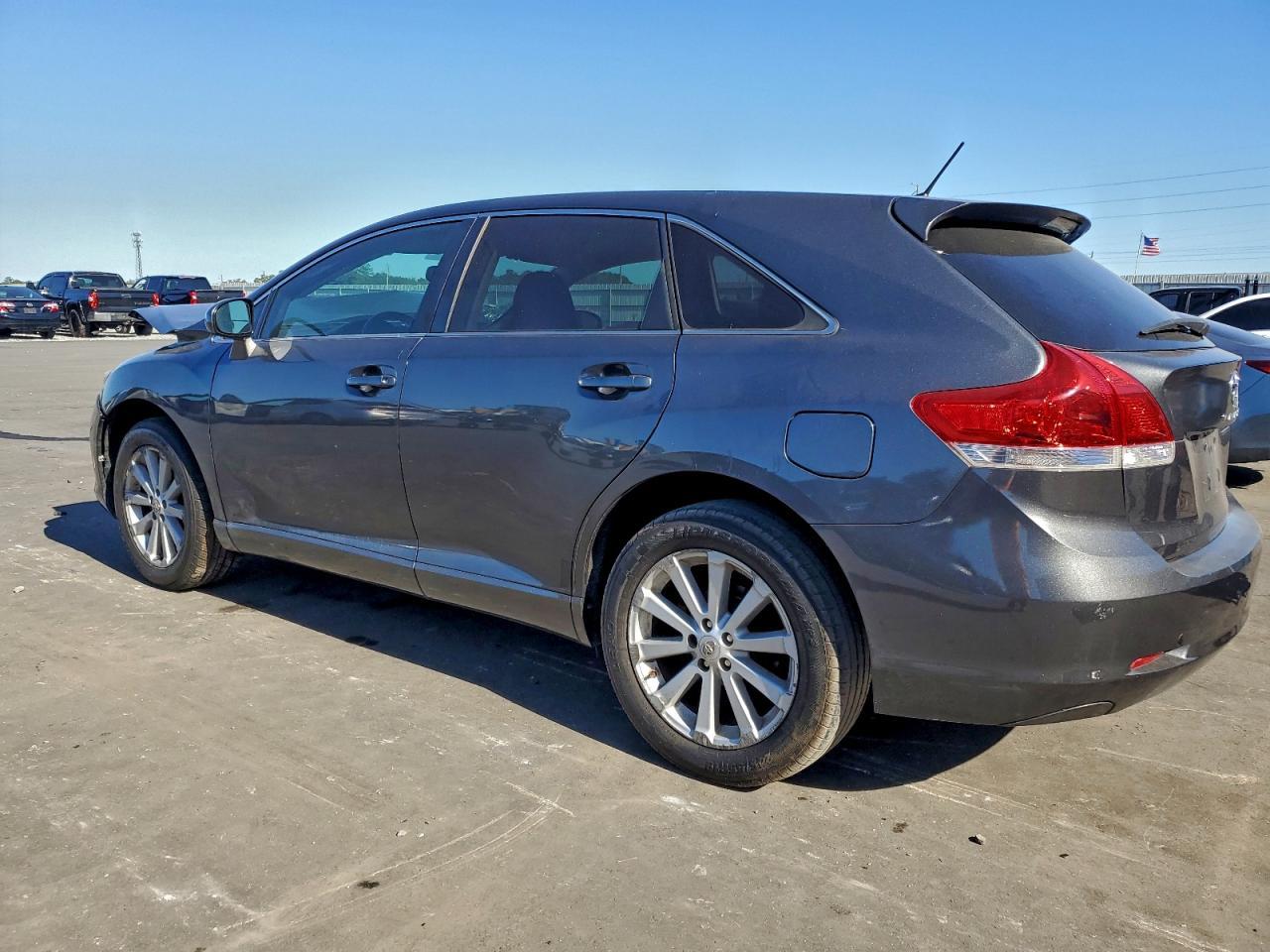 2011 Toyota Venza - Image 2