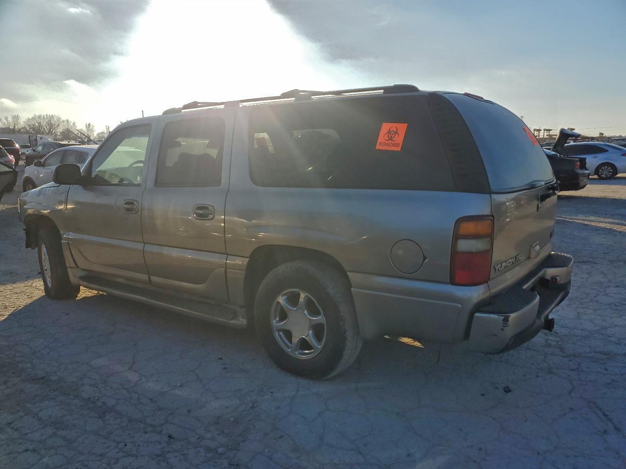 2002 GMC Suburban - Фото 2