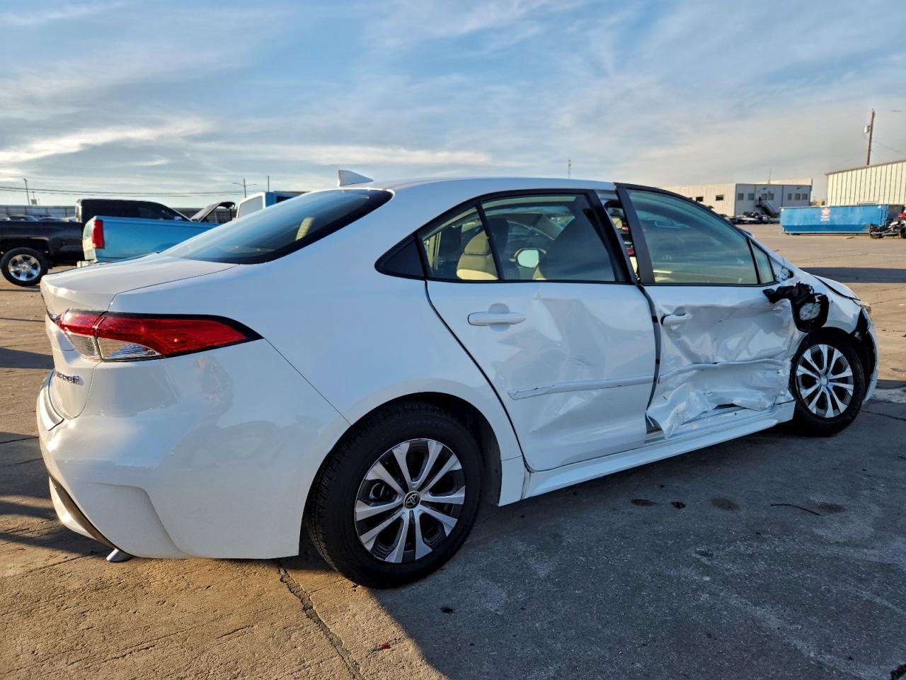 2022 Toyota Corolla Hybrid Le - Image 3