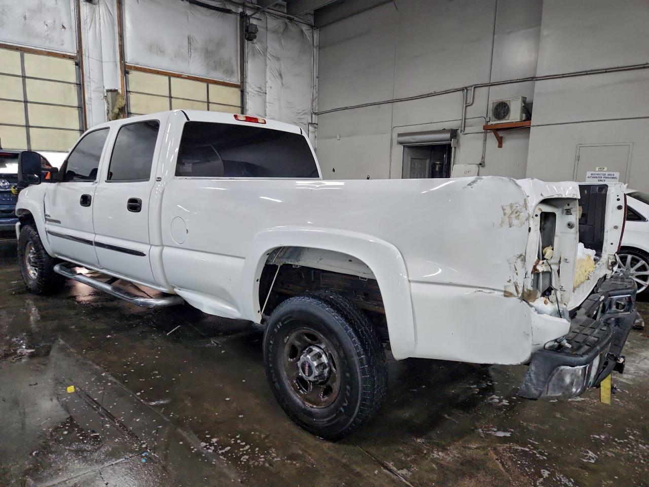 2003 GMC Sierra C2500 Heavy Duty - Image 2