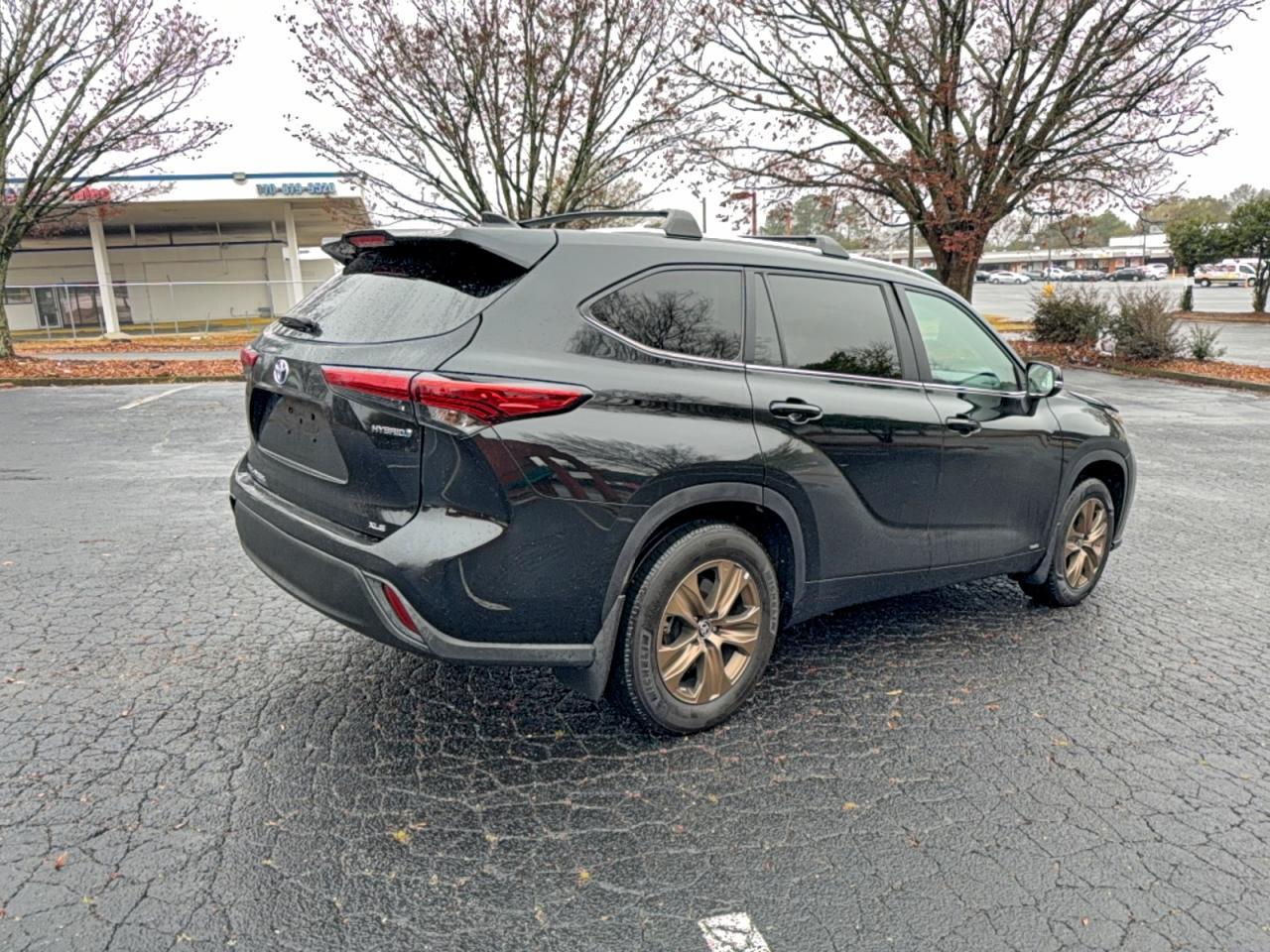 2023 Toyota Highlander Hybrid Bronze Edition - Image 4