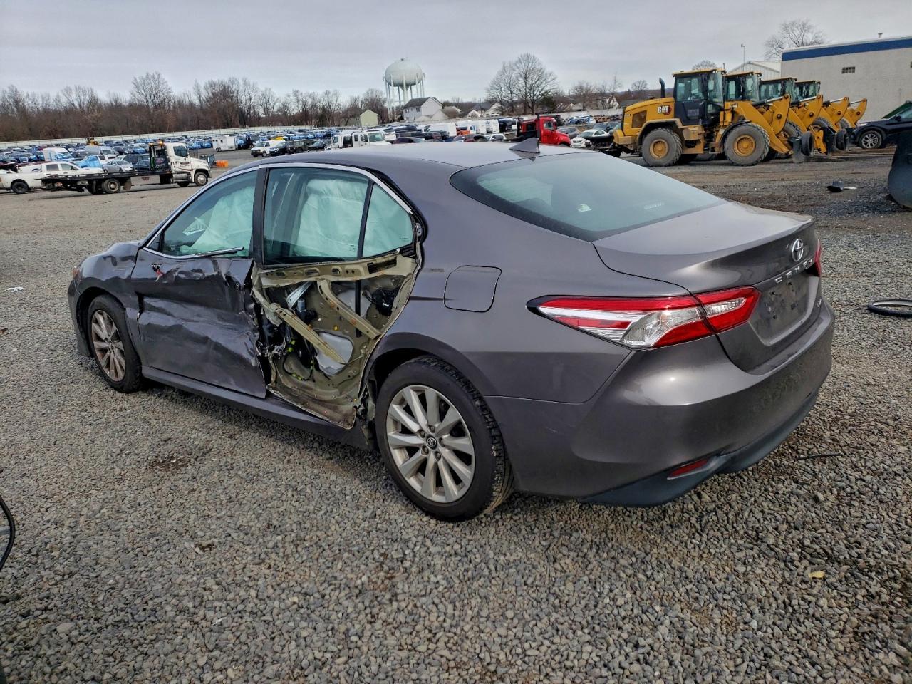 2020 Toyota Camry Le - Фото 2