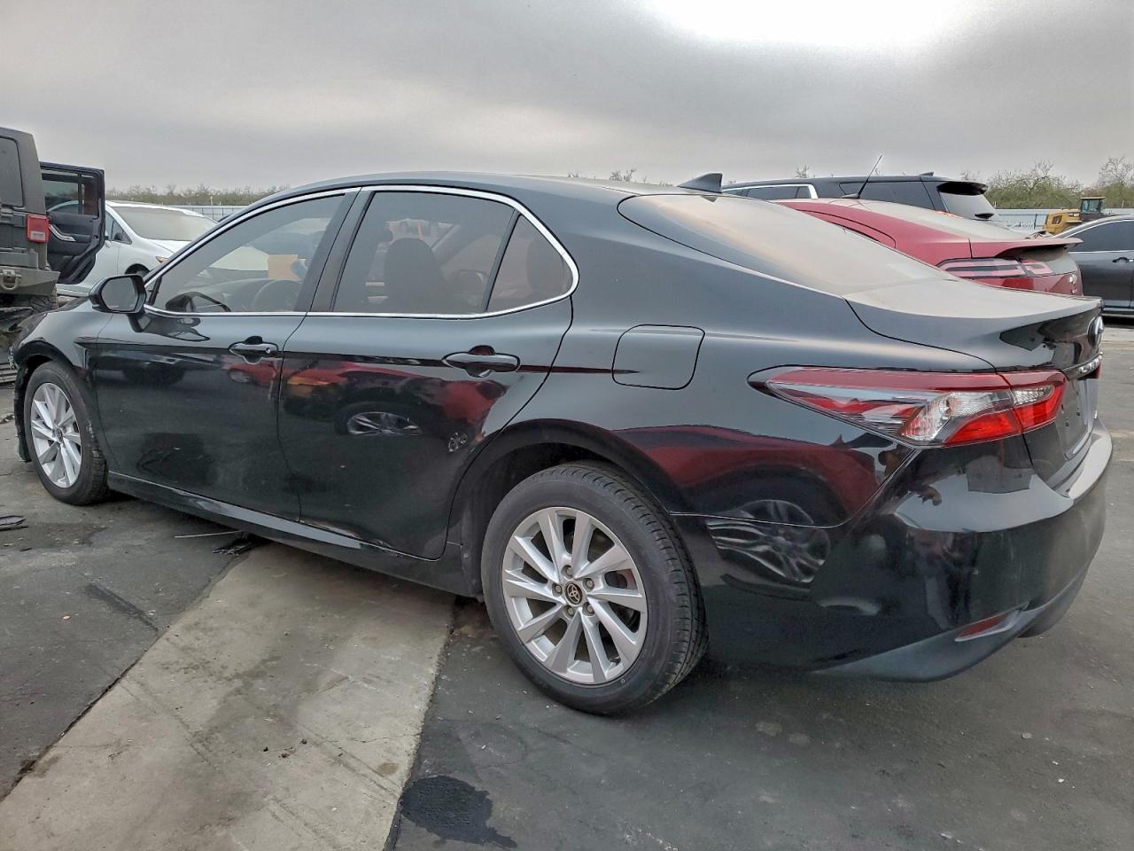 2021 Toyota Camry Le - Фото 2