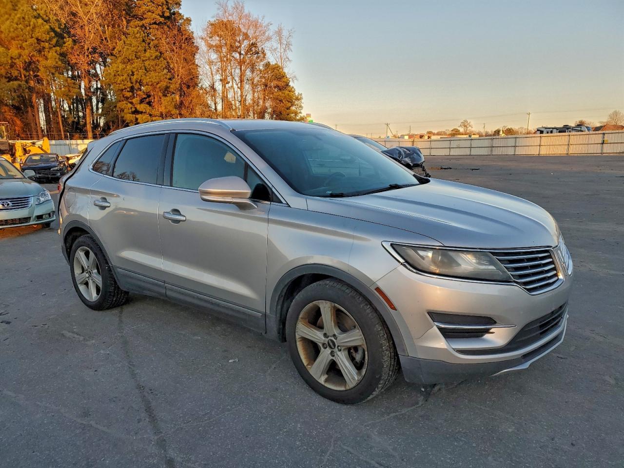 2015 Lincoln Townhouse Mkc - Image 4