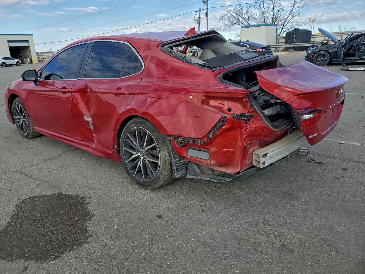 2021 Toyota Camry Se - Фото 2