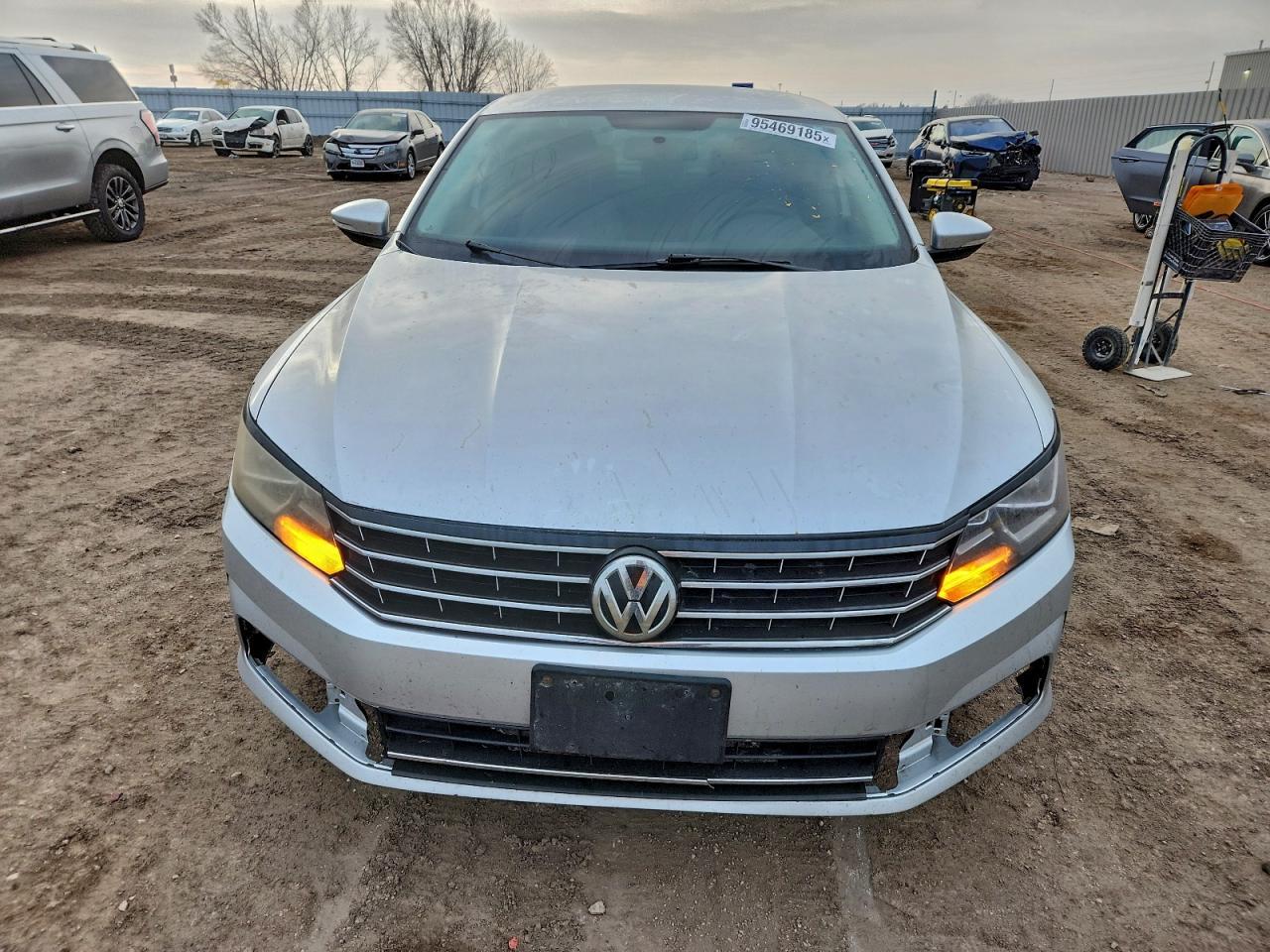 2017 Volkswagen Passat S - Фото 5