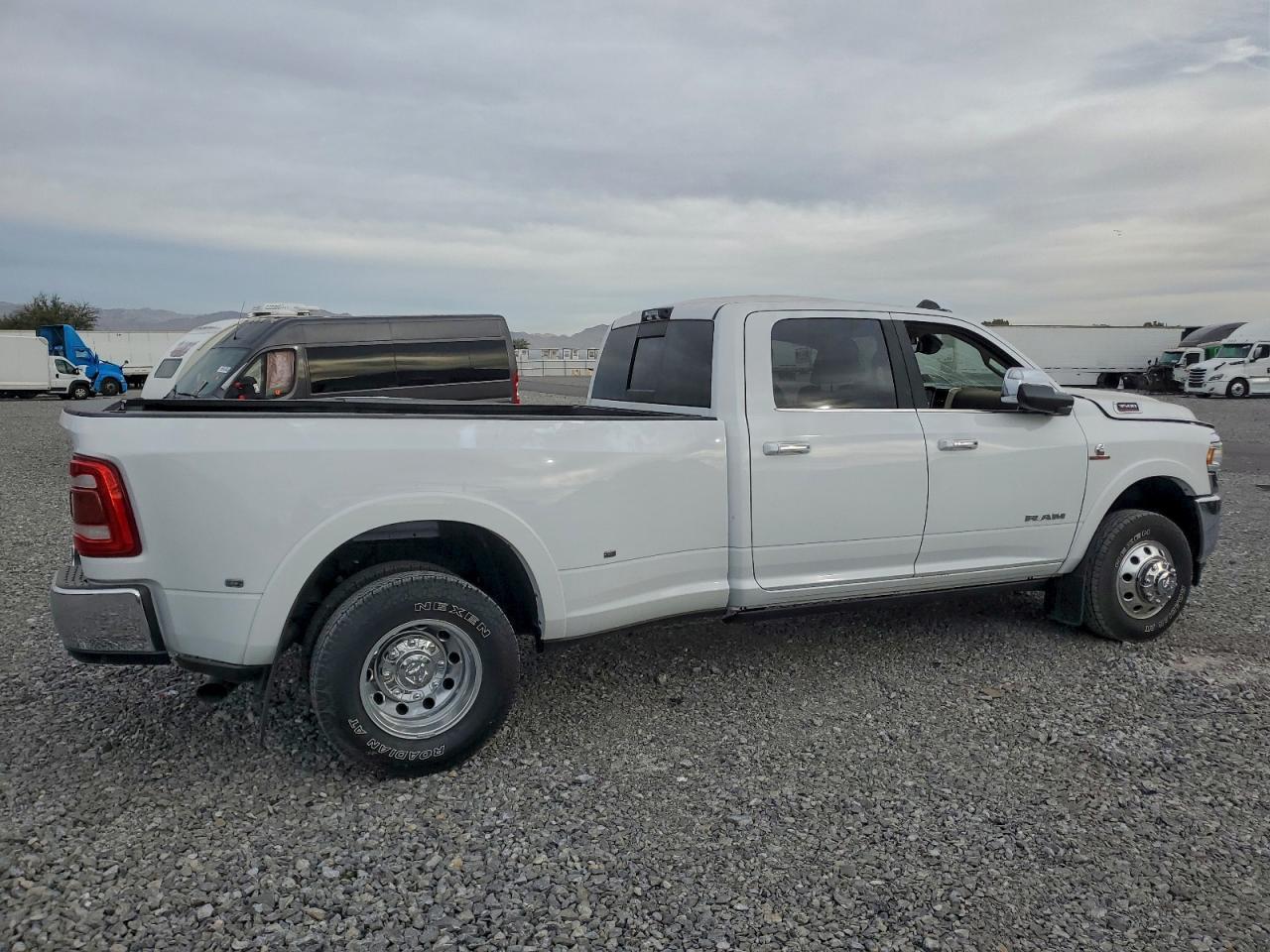2022 Ram 3500 Laramie - Фото 3
