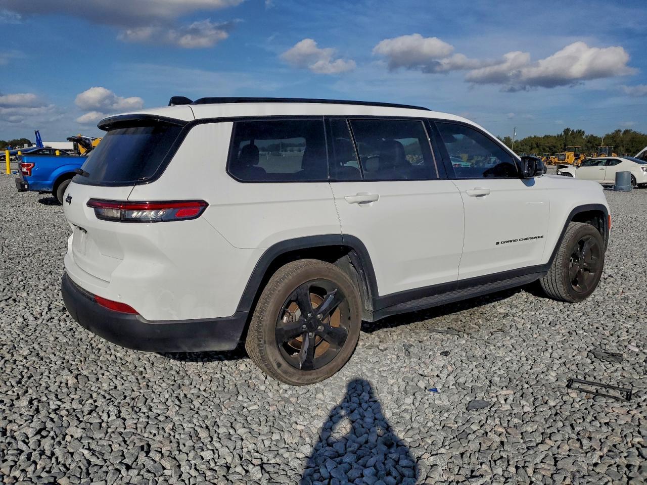 2025 Jeep Grand Cherokee L Laredo - Image 3