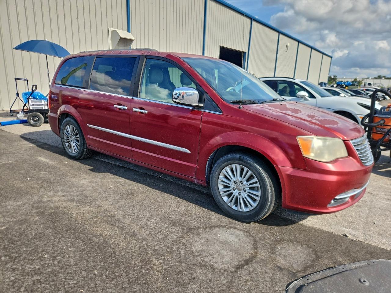 2013 Chrysler Town And C - Фото 4