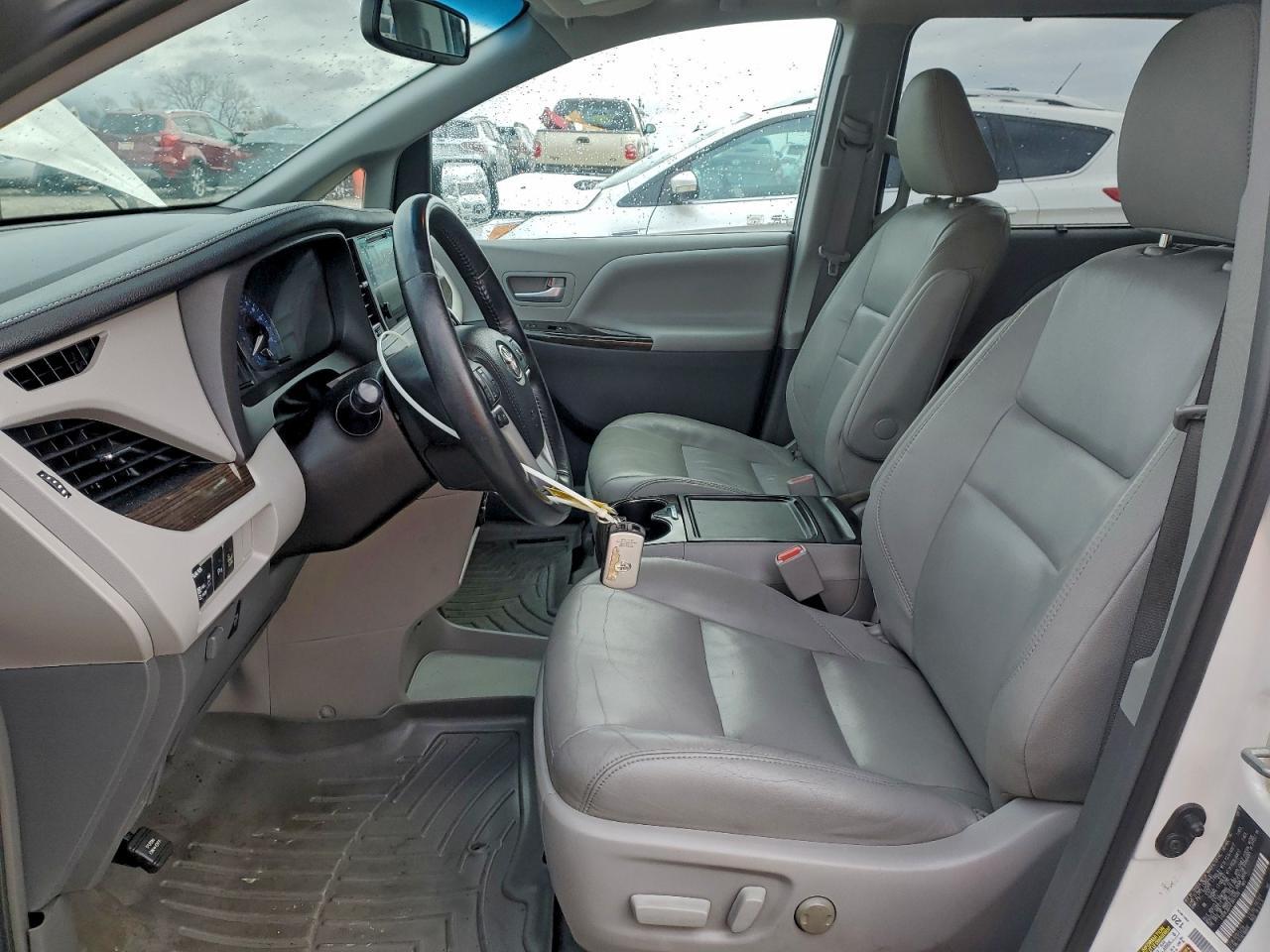 2015 Toyota Sienna Xle - Image 7