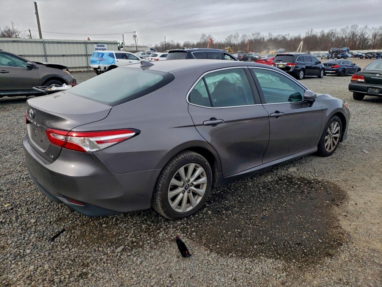 2020 Toyota Camry Le - Фото 3