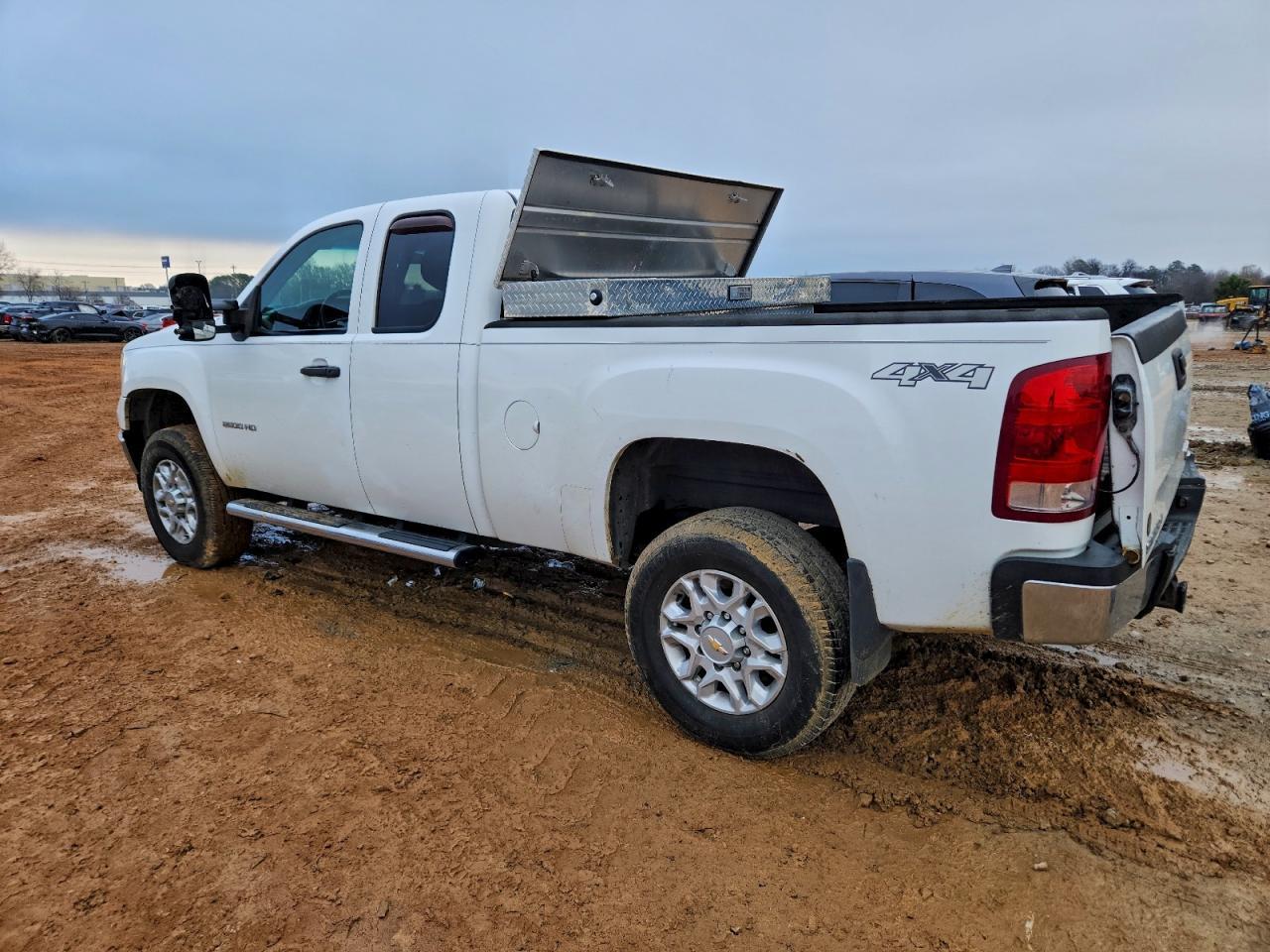 2011 GMC Sierra K2500 Heavy Duty - Image 2