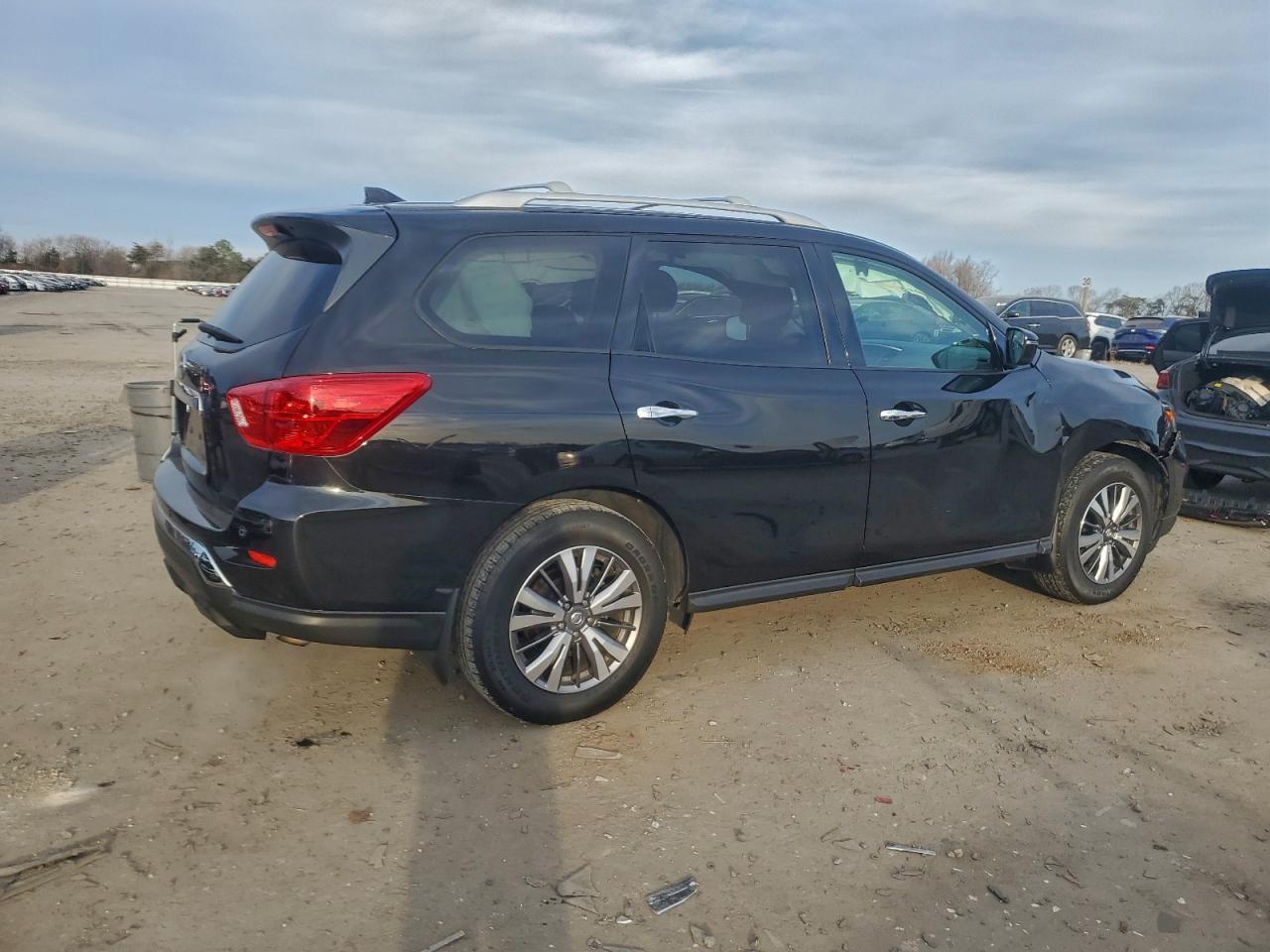 2019 Nissan Pathfinder S - Image 3