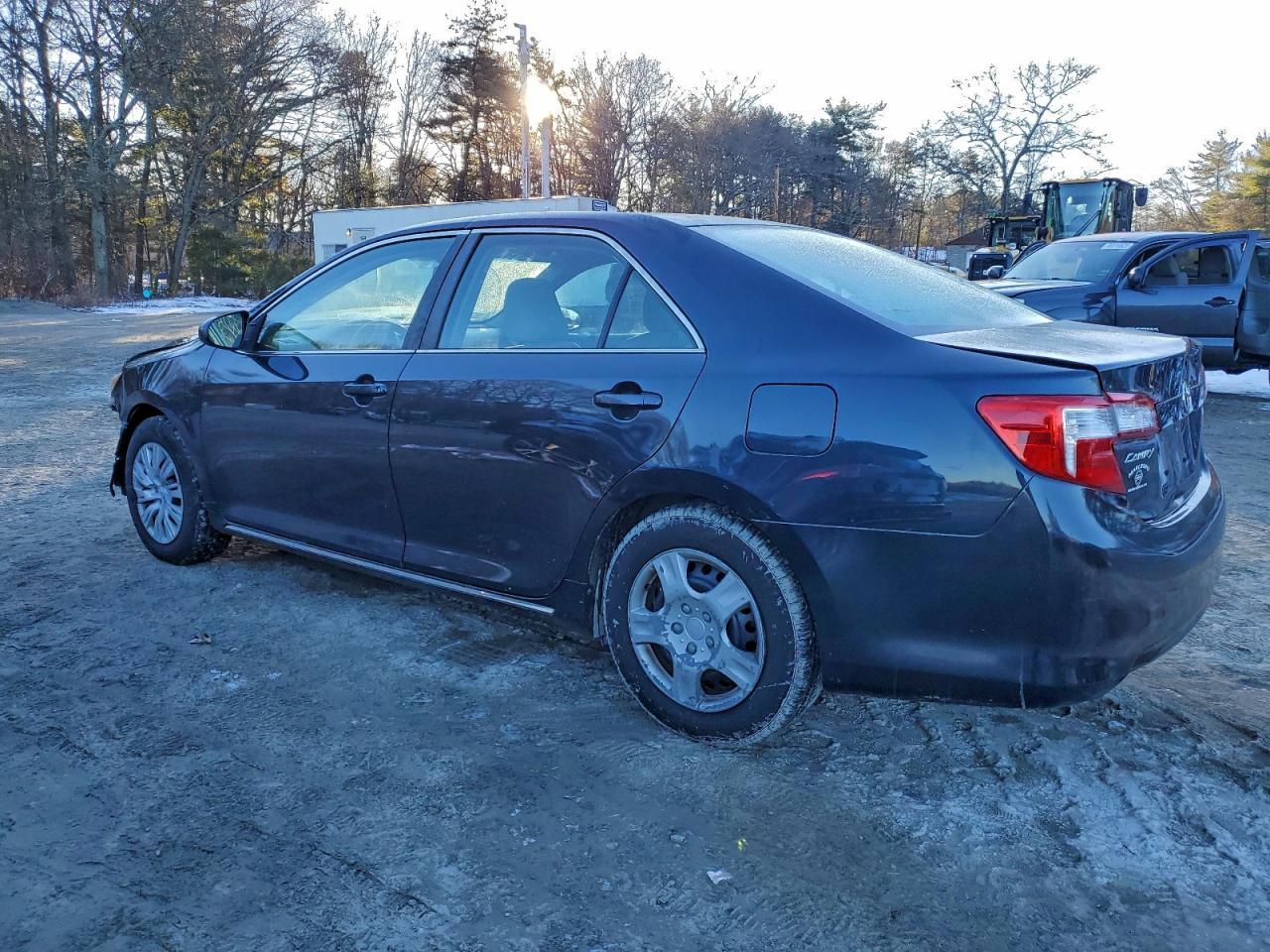 2014 Toyota Camry L - Фото 2