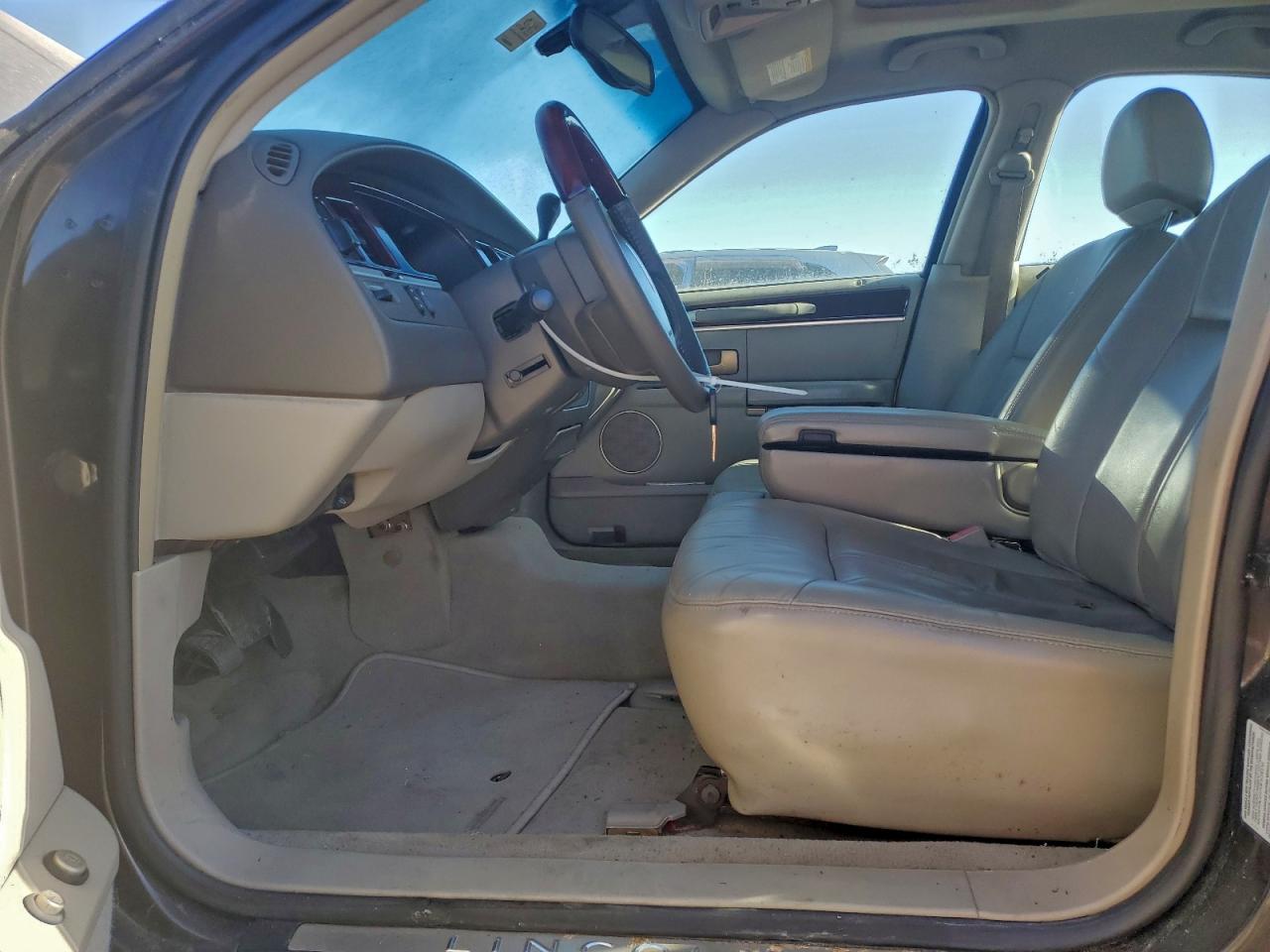 2005 Lincoln Town Car Signature Limited - Image 7