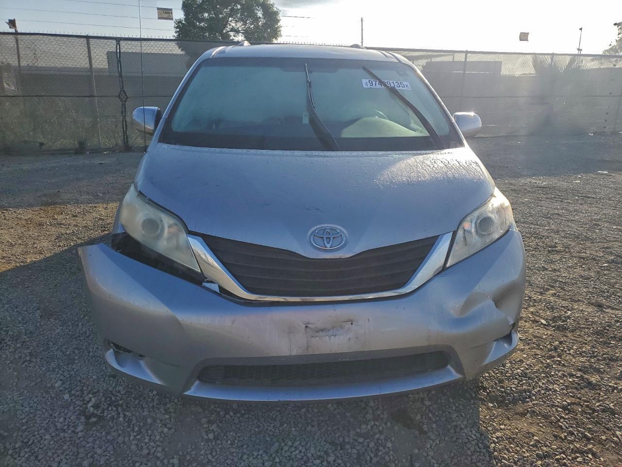 2011 Toyota Sienna Le - Image 5