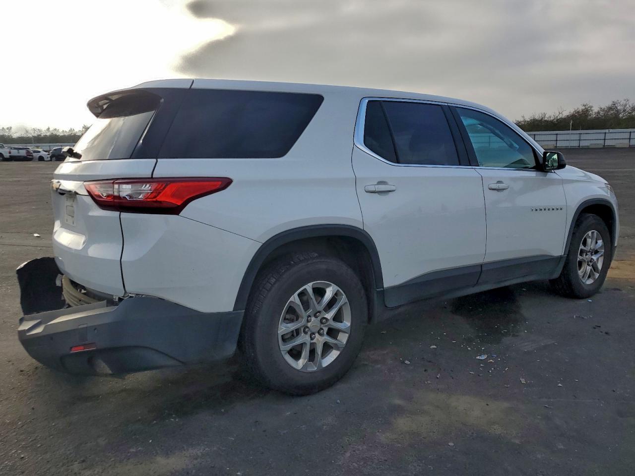 2021 Chevrolet Traverse Ls - Фото 3